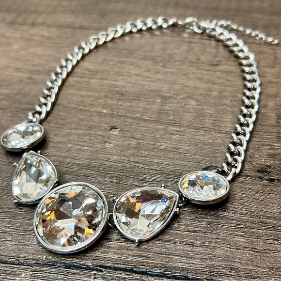 Elegant Silver Chain Statement Necklace with Crystal Embellishments - Picture 2 of 3